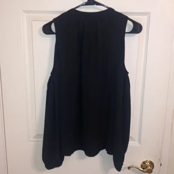NWT Michael Kors Cold Shoulder Long Sleeve Blouse S MSRP $110 Black - Picture 3 of 6